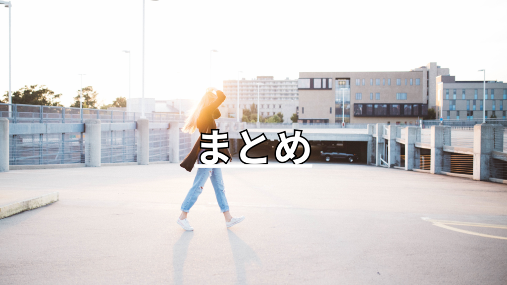 女性が夕日を浴びながら道を歩いています